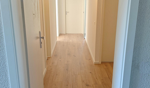 Available for the first time since renovation, this apartment features 3.5 rooms, 76.75 square meters, is located on the 1st floor, includes an outdoor parking space, and has an elevator. NO COMMISSION.