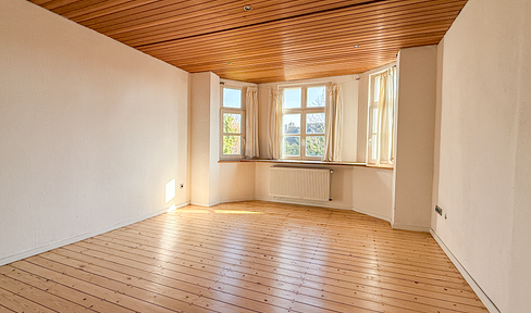 Charmante 2-Zimmer-Altbauwohnung mit Kamin und Holzdielen in ruhigem 3-Parteienhaus