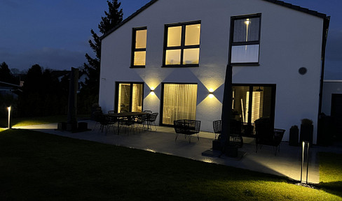 Modernes Einfamilienhaus mit großem Garten