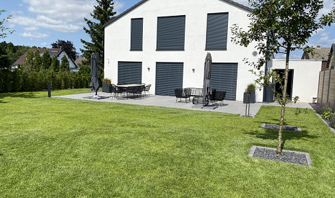 Neuwertiges Einfamilienhaus mit schönem Garten in privater Anliegerstraße