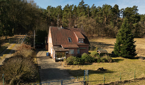 House on the Elbe River with many possibilities and plenty of space in the garden.