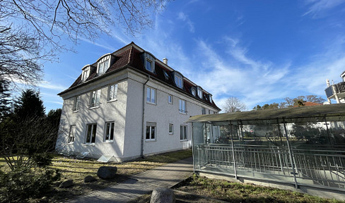 Charming 2.5-room apartment with a balcony on the outskirts of Berlin.