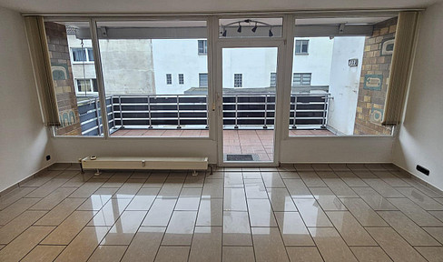 Live in the heart of Cologne with a large balcony, with accessibility features, in a quiet and super-central location.