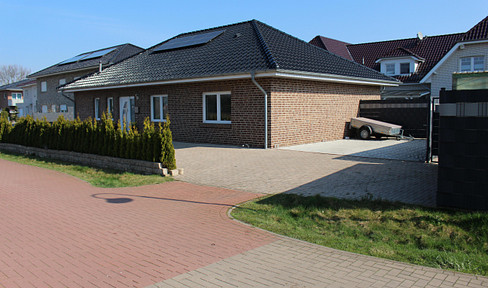 Modern bungalow with pool *NO COMMISSION*