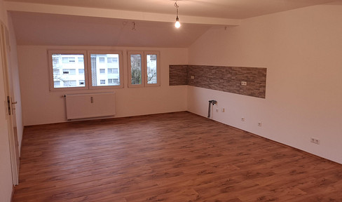 Top apartment, 2 rooms, large living and kitchen area, bathroom and guest toilet, green space at the back of the building.