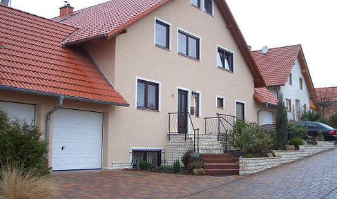 Live and work in this exclusive, partially furnished 4-room maisonette apartment with a balcony.