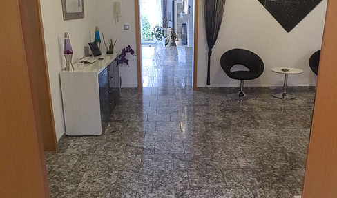 Exklusives Wohnerlebnis, großzügige Maisonette mit Balkon in ruhiger Lage, teilmöbliert
