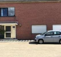 Bright office space for rent, centrally located in Viersen, in a commercial complex.
