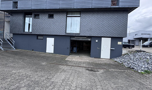 Commercial hall with roller door in the Seelscheid industrial area.