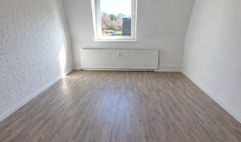 Renovierungstraum in modernisiertem Haus, 4 Zimmer mit Balkon und Garten