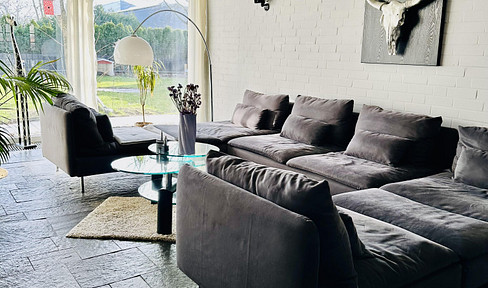 Wohnen + Arbeiten: 255m² ebenerdig + separater 60m² Bereich f. Büro/Praxis/+Garage/Sauna/Garten