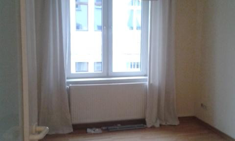 Stylish 3-room apartment in a renovated building, featuring a living kitchen and balcony, located near the train station.