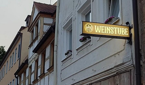 City house in Nuremberg's Old Town, Lorenz district. Includes 2 apartments and a commercial space, offering excellent return on investment. Net rental income: €1975.