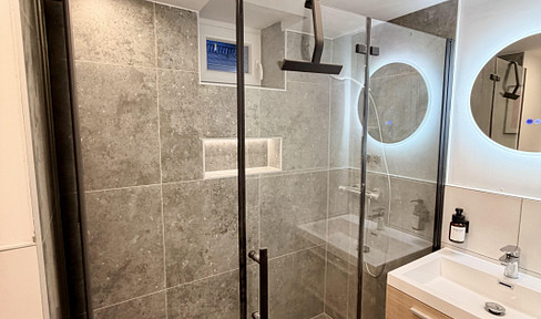 Exclusive 2-room apartment, brand new after renovation, with a kitchen and appliances.