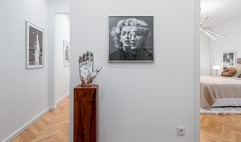 First occupancy: Luxurious, renovated 2-room apartment with a southwest-facing balcony | Herringbone parquet flooring | No commission fees.