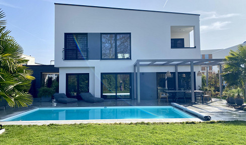 Moderne Stadtvilla mit Pool in Waldrandlage