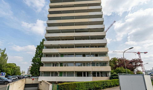 Bright 2-room apartment with balcony, located near the Kaiserlei S-Bahn station.