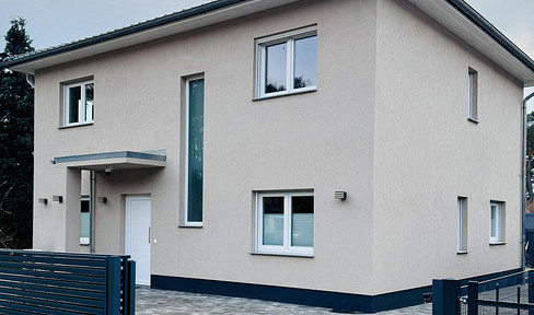 Modern city villa with a pool and heat pump in Schulzendorf – no commission fees.