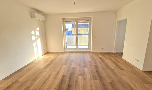 Quiet, newly renovated attic apartment with a south-facing balcony and air conditioning – near U1 Keplerplatz station.