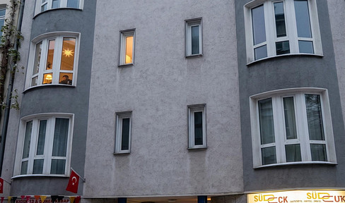 Charming 2-room apartment with a south-facing balcony, located in the Severinsviertel district of Cologne.