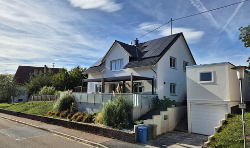 Spacious detached house, built with solid construction, featuring a large garden and a photovoltaic system.