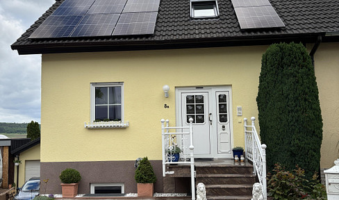 Wunderschöne gelbe Doppelhaushälfte mit Gartenidylle“