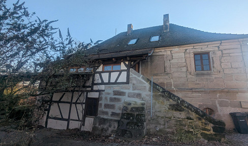 Wohn(T)raum hinter historischen Mauern - Charmante 4-Zimmer-Wohnung Schlossanlage Hemhofen