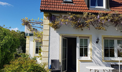 Semi-detached house in a quiet, yet very central location.