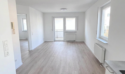 Kurzfristig beziehbare helle 2-Zimmer-Wohnung mit Balkon und Einbauküche in Bahnhofsnähe