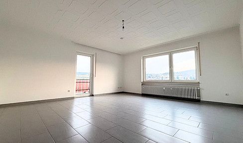 Bright 3-room apartment with a stunning view, southeast-facing balcony, and fitted kitchen.