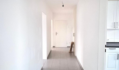 Bright 3-room apartment with a stunning view, southeast-facing balcony, and fitted kitchen.