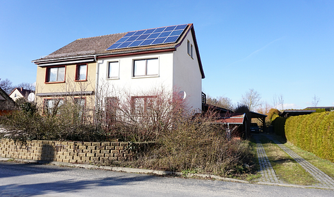 Familienfreundliche Doppelhaushälfte mit Garten und Balkon (provisionsfrei)