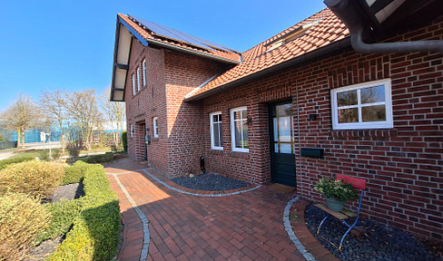 *Private sale:* Detached single-family house with a photovoltaic system, a heated professional-grade swimming pool, and an outdoor sauna.