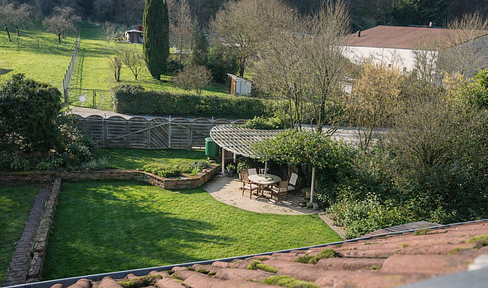 Dreamlike house in a green, idyllic setting, featuring a separate apartment and a barbecue area.