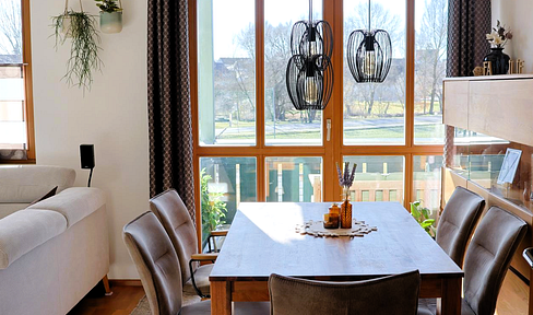 Bright 3-room apartment with a south-facing balcony and underground parking in a desirable location – also ideal for commuters.