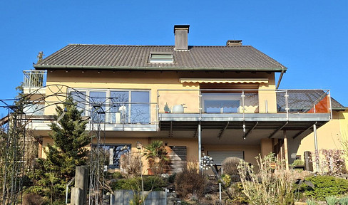 Well-maintained residential building situated on a south-facing slope with panoramic views – versatile and suitable for various uses.