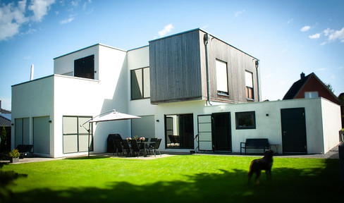 Modern architect-designed house in the Bauhaus style, featuring a gallery, a double garage, and a balcony.