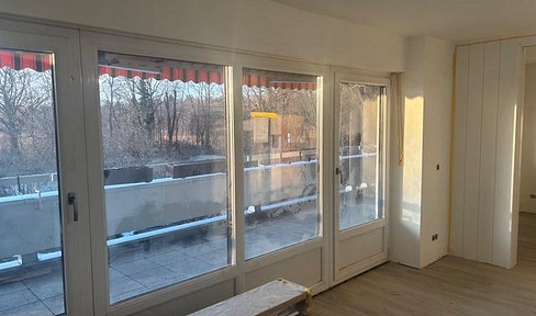 Bright 3-room apartment with a very large balcony, available for the first time after partial renovations, located in Munich-Solln!