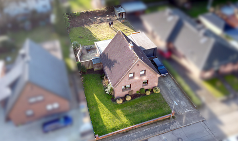 Detached house with a large plot of land, located in a central area of Nortorf.