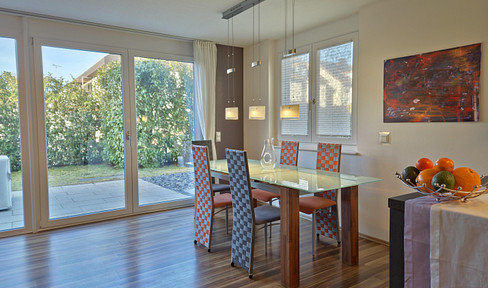 Spacious 4-room garden apartment (113 m²) with elevator and west-facing terrace – no commission fees.