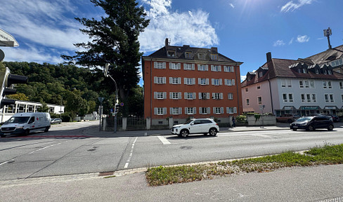 Exclusive, modernized 2-room apartment on a high floor in Landshut.