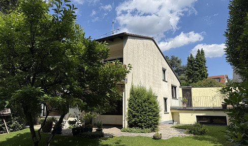 FREE OF COMMISSION! Detached family home on a large, sunny plot, in a fantastic location in Wuppertal-Sudberg.