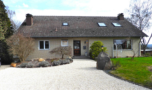 Spacious property – ideal for families, rentals, multi-generational living, or commercial use, with excellent access to the A3 motorway.