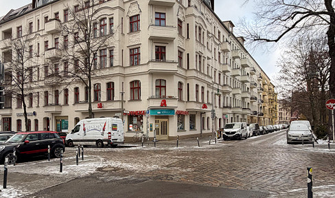 Beautiful studio (54+37 sqm) in a renovated building in the Samariterkiez district, offering potential for living or expansion.