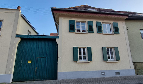 Bright, inviting, and cozy. This property offers the charm of a traditional building with a Mediterranean-style courtyard, located in the MA-Seckenheim district. No commission fees!