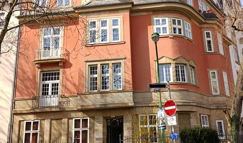 2-room apartment in a traditional building, located in the Holzhausen district of Frankfurt.