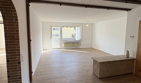 Renovated 3-room apartment with balcony and garage.