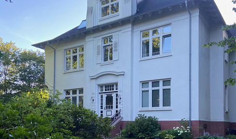 Exceptional attic apartment (135 m²) in a historic villa in Aumühle.