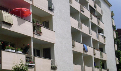 Provisionsfrei & Bezugsfrei: Frisch renovierte 2-Zi.-Wohnung mit Südbalkon & Aufzug