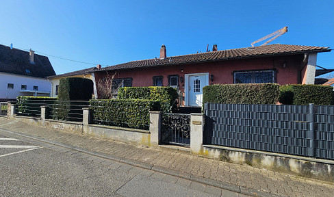 Schönes Haus im Bungalowstil mit  Garten und großer Garage